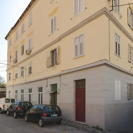 Ninael International Apartament *